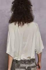 Remera negra holgada de manga corta con bolsillo en el pecho.