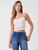 Top corto de encaje elastizado con breteles finos ajustables, sujetador interno y copas preformadas.