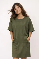 Vestido corto de cuello redondo y manga corta, con diseño holgado y dos bolsillos frontales tipo parche.