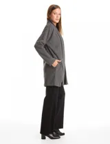 Cardigan largo de tejido de punto suave, color gris, con cuello con caída fluida, mangas largas con hombros caídos y bolsillos laterales discretos.