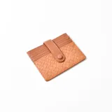 Tarjetero marrón con textura símil cuero de reptil, múltiples ranuras para tarjetas y cierre con broche a presión.