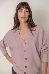 Cárdigan negro de punto con escote en V y cierre frontal con botones marrones.