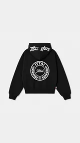 Hoodie negro con capucha, diseño estampado en la espalda con el logo de la marca dentro de un círculo de laureles y texto en la parte posterior de la capucha.
