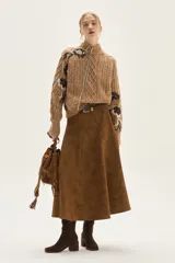 Sweater de cuello alto con diseño de ochos y bordado floral a mano en las mangas. Presenta un cordón ajustable en el cuello y puños acanalados.