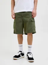 Short cargo color verde oliva, de corte holgado, con múltiples bolsillos delanteros, traseros y laterales.