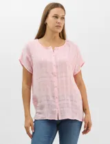 Blusa de corte fluido confeccionada en algodón con tejido texturizado de patrón a cuadros. Presenta mangas cortas caídas, escote redondo y cierre frontal con botones.