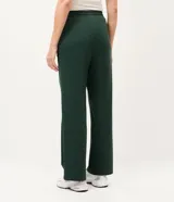 Pantalón deportivo Get Over de corte recto en color verde oscuro, confeccionado en microfibra elastizada. Cuenta con cintura elástica con lazo ajustable del mismo tejido y bolsillos frontales.