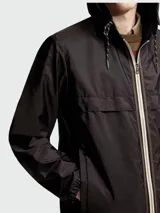 Campera con capucha Moncler modelo Nidge, de color negro, con cierre frontal y cordones ajustables en la capucha.