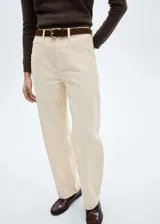 Pantalón de tiro alto confeccionado en tejido de pana de algodón, con diseño balloon y fit slouchy. Cuenta con cierre de cremallera y botón, trabillas para cinturón y cinco bolsillos.