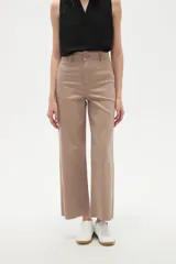 Pantalon tipo jean de corte flare y tiro alto, color verde oscuro, con cierre frontal y bolsillos.