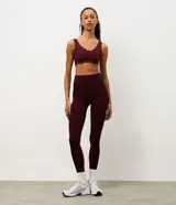 Pantalón deportivo tipo legging de tiro alto, confeccionado en tejido seamless de poliamida y elastano. Presenta un diseño liso y ajustado al cuerpo, ideal para actividades físicas.