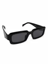 Lentes de sol con armazón rectangular de acetato negro y micas oscuras.