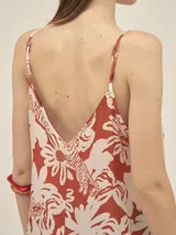 Mono largo de seda viscosa stretch con estampado abstracto en blanco y negro, escote en V, tirantes finos y bolsillos laterales.