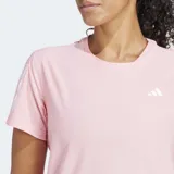 Remera de running Adidas de manga corta, color rosa pálido, con cuello redondo y ajuste regular. Presenta las tres franjas reflectantes en las mangas y el logo de Adidas en el pecho.