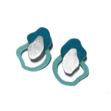 Aros colgantes con forma abstracta, con pieza superior de acrílico azul, pieza central plateada y pieza inferior de acrílico celeste.