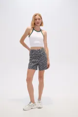 Top cropped de poliamida con diseño color block, corte al cuerpo y cuello redondo a la base con ribete en contraste.