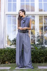 Pantalón gris de sarga sastrera pesada, de cintura alta con presillas, pierna súper amplia y calce holgado. Presenta triple pinza en delantero y falsos bolsillos ojal con pinza de entalle desde cintura.