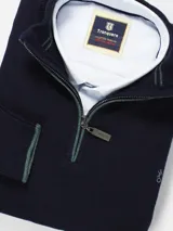 Sweater azul marino de hilo con medio cierre frontal con cremallera y detalles en rojo en cuello y puños.