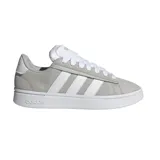 Championes urbanos Adidas Grand Court Alpha, color gris con las tres tiras características y suela en color blanco.