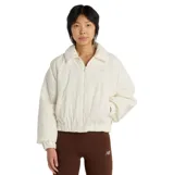 Campera puffer corta New Balance de color beige, con cuello alto, cierre frontal completo y bolsillos laterales.