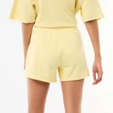 Pantalón corto de felpa color amarillo pastel, de tiro medio con cintura elástica ajustable mediante cordón y diseño holgado.