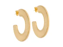 Aros tipo argolla con baño de oro y diseño acanalado.