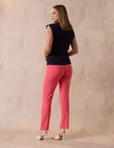 Buzo tejido en hilado fino color beige, con escote en V y sin mangas.