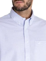 Camisa de manga larga RKF con diseño a cuadros en tonos celeste y blanco. Presenta cuello abotonado, bolsillo en el pecho con logo bordado y tecnología wrinkle-free.