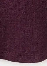 Camiseta de lino color bordó, de diseño recto, con cuello redondo y manga corta.