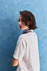 Remera blanca de manga corta, cuello redondo y corte holgado.