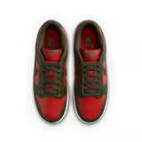 Championes Nike Dunk Low Retro con diseño de paneles en cuero, combinando tonos rojo y verde oliva. Presenta el icónico swoosh lateral, suela de goma blanca con base roja y sistema de cordones tradicional.