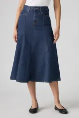 Falda midi de jean azul oscuro, corte evasé y tiro alto.
