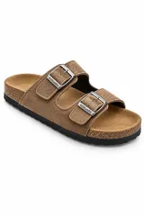 Sandalias de dos tiras con hebillas metálicas ajustables grabadas con la marca, plantilla anatómica con efecto corcho y suela negra dentada.