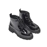 Borcegos de diseño urbano con acabado brillante tipo charol, con cordones al tono, cierre interno y suela de goma con relieve profundo.