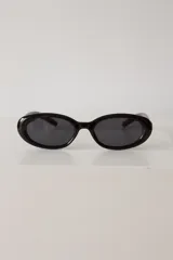 Lentes de sol Astra con armazón ovalado y negro, diseño clásico y atemporal con protección UV400.