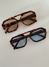 Lentes de sol con armazón de policarbonato estilo aviador con marco grueso en carey y cristales degradados en tono marrón.