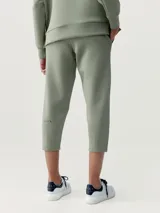 Pantalón jogger verde oliva, corte cropped, tiro medio y cintura elastizada.