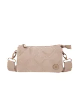 Bandolera matelassé de color beige con patrón de rombos, cierre superior con cremallera y correa regulable desmontable.