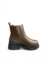 Bota Chelsea de cuero sintético marrón con paneles elásticos laterales y suela track negra con plataforma.