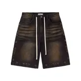 Short de jean negro con efecto acid wash, corte baggy, bolsillos laterales y tachas decorativas distribuidas a los lados y en los ruedos. Incluye cordones colgantes en la cintura.