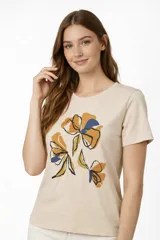 Remera de algodón con cuello redondo y mangas cortas, de calce holgado, con estampado floral artístico en el frente.
