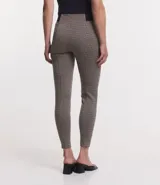 Pantalón legging con estampado cuadrillé en tonos marrones, cintura elástica contrastante y corte ajustado.