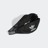 Riñonera Adidas Adicolor negra con logo del trifolio blanco en el frente y correa ajustable con las tres tiras características de la marca.