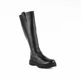 Bota de caña alta confeccionada en cuero nobuck color marrón, con suela track dentada y detalle de tirador en la parte superior de la caña.