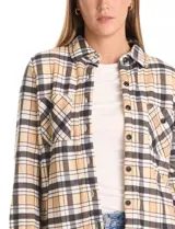 Sobrecamisa de tejido soft con estampado de cuadros en tonos azules y blancos. Presenta cuello con solapa, cierre frontal con botones, bolsillos aplicados en el pecho y mangas largas con puños abotonados. El interior cuenta con un acabado afelpado.