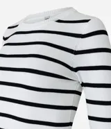 Blusa corta de tejido de punto a rayas horizontales color verde y blanco, de mangas largas y cuello redondo.