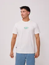 Remera blanca de algodón con logo ovalado de la marca Rusty estampado en el pecho.