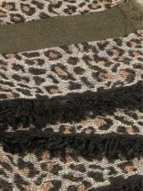 Bufanda con estampado animal print de leopardo en tonos marrones y beige, con dos franjas verticales, una roja y otra beige. Presenta flecos cortos en los extremos.