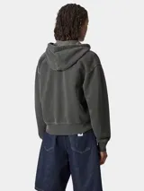 Campera con capucha y cierre frontal, confeccionada en algodón con acabado teñido en prenda. Presenta un corte holgado, hombros caídos, puños acanalados y etiqueta cuadrada tejida con el logo de la marca en el pecho.