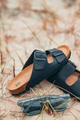 Sandalias de cuero negro con hebillas ajustables y plantilla de corcho.